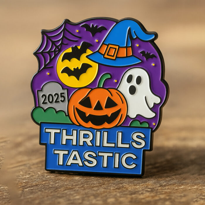 Een enamel Halloween pin met een pompoen in het midden, spookje, heksenhoed en vleermuizen. Dit op een houten achtergrond